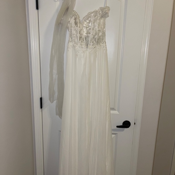 White dress - Picture 8 of 14